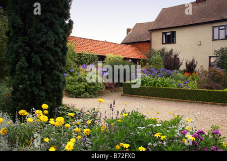 Un cottage Inglese giardino alla RHS HYDE HALL. ESSEX REGNO UNITO. Foto Stock