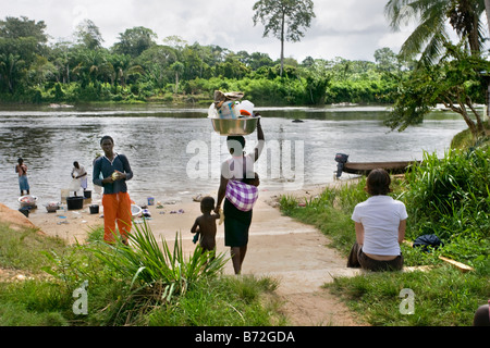 Il Suriname, Laduani, presso la banca di Boven Suriname fiume. Persone provenienti da tribù Saramaccaner alla banca di fiume. Il turista. Foto Stock