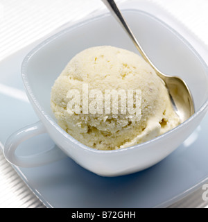 Uva spina lâ Elderflower gelato ciotola blu Foto Stock