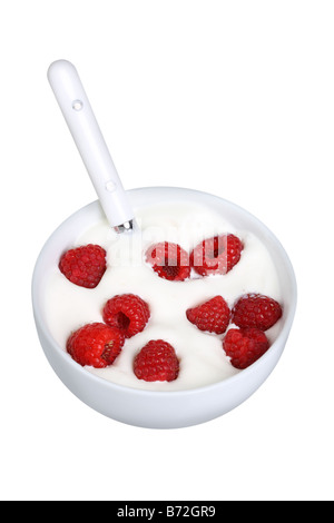 Il lampone e la crema di latte in un recipiente ritagliata su sfondo bianco Foto Stock