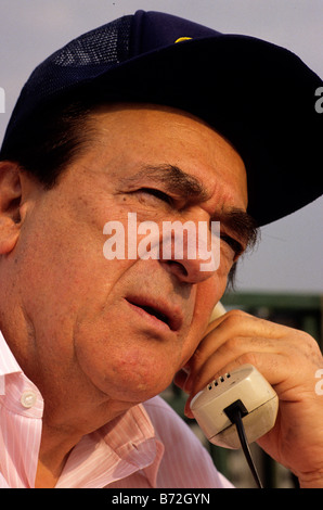 Robert Maxwell, media mogul, e proprietario del gruppo specchietto quotidiani, parla al telefono il suo segretario sul tetto Foto Stock
