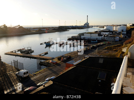 Una vista di Shoreham harbour nel Sussex con la stazione di alimentazione UK Foto Stock