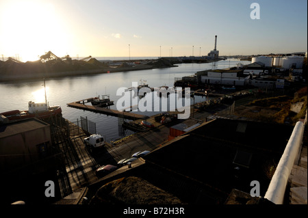 Una vista di Shoreham harbour nel Sussex con la stazione di potenza SUSSEX REGNO UNITO Foto Stock