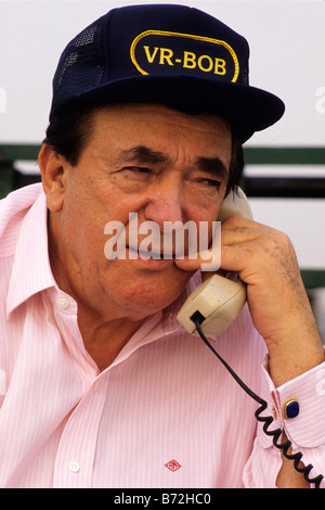 Robert Maxwell, media mogul, e proprietario del gruppo specchietto quotidiani, parla al telefono il suo segretario sul tetto Foto Stock