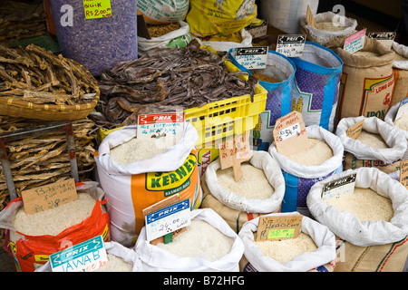 Varie il riso e gli altri elementi di alimenti secchi per la vendita nel mercato di strada in Port Louis Mauritius Foto Stock