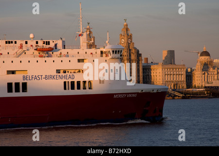 Belfast a Birkenhead traghetto a fronte della Skyline di Liverpool (tre 3 grazie) Foto Stock