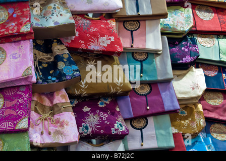 Borsette visualizzati nell'Ladies Market, Hong Kong Foto Stock