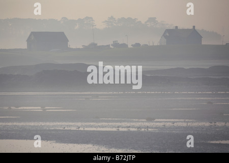 vista della casa e del boathouse attraverso la baia con marea fuori La mattina nebbiosa foggy vicino a groomsport nella contea a nord Irlanda Regno Unito Foto Stock