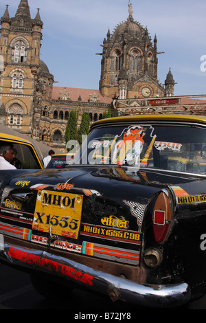 Taxi indiano, al di fuori della stazione ferroviaria di Mumbai, in India. Foto Stock