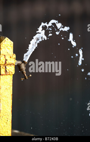 Capovolto outdoor tocca lasciato in esecuzione con acqua che fluisce fuori e verso l'alto liberamente la contea di Down Irlanda del Nord Regno Unito Foto Stock