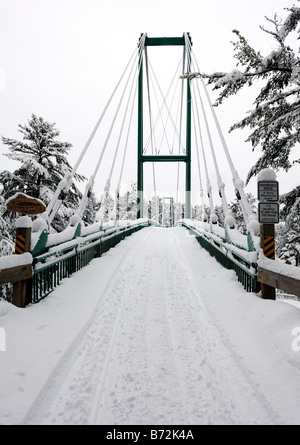 Motoslitta ponte sopra il fiume francese, Ontario, Canada Foto Stock