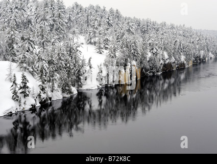 La bellezza del Fiume francese nella stagione invernale Foto Stock