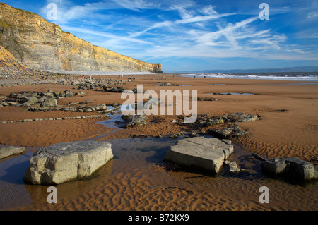 Walkers sul Traeth Mawr beach Glamorgan Heritage sentiero costiero vicino a Nash punto a sud del Galles Foto Stock