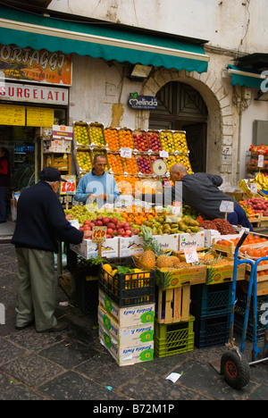 Shopping in Piazza Pignasecca piazza nel centro di Napoli Italia Europa Foto Stock