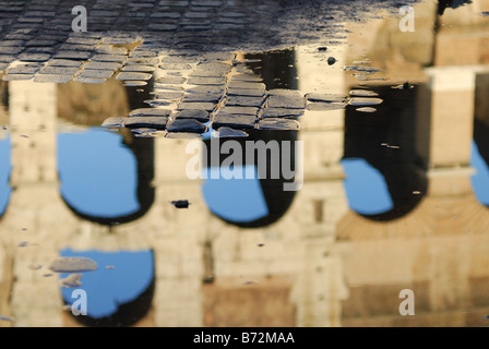 Roma Italia ciottoli e refelection del Colosseo Foto Stock