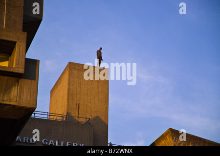 Anthony Gormley, Event Horizon scultura sul tetto del teatro nazionale Foto Stock