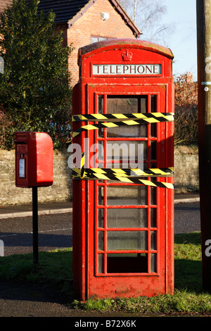 Telefono rosso box nastrato come ordine nel villaggio di shackerstone LEICESTERSHIRE REGNO UNITO Inghilterra Foto Stock