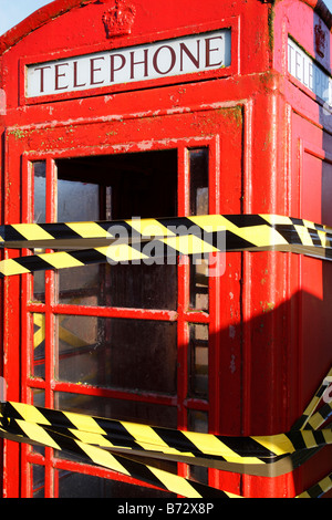 Telefono rosso box nastrato come ordine nel villaggio di shackerstone LEICESTERSHIRE REGNO UNITO Inghilterra Foto Stock