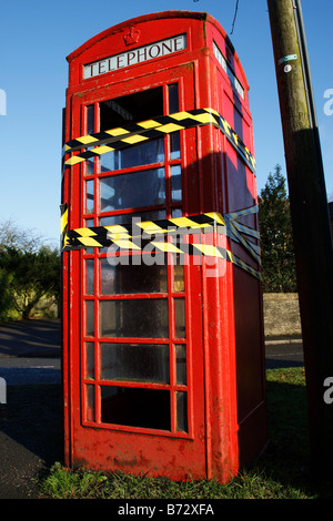 Telefono rosso box nastrato come ordine nel villaggio di shackerstone LEICESTERSHIRE REGNO UNITO Inghilterra Foto Stock