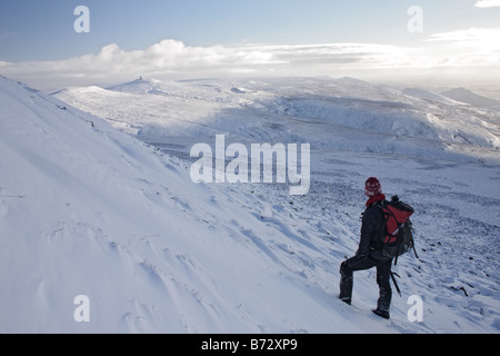 Hill Walker e la vista verso il Grande Dun cadde dalle pendici del Cross è sceso in inverno Pennines nell Inghilterra del Nord Foto Stock