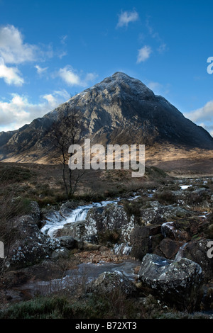 Buachaille Etive Mor nel pittoresco pass di Glencoe con il fiume coe in primo piano Foto Stock