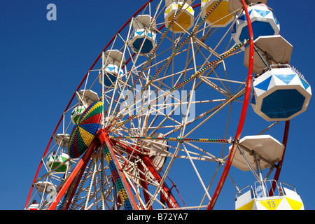 Fiera ruota panoramica sul clock tower square a V&A Waterfront, Città del Capo SUD AFRICA Foto Stock