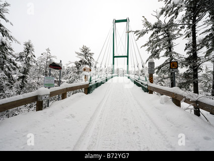 Motoslitta ponte sopra il fiume francese, Ontario, Canada Foto Stock