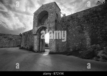 Fotografia del gateway al castello La Rocca Albornoziana in La Spoleto ITALIA Foto Stock