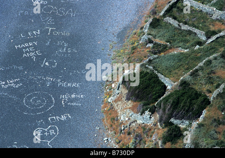Veduta aerea Nonza Beach con messaggi fatta di ciottoli e campi terrazzati/frutteti, Cap Corse, Corsica, Francia Foto Stock