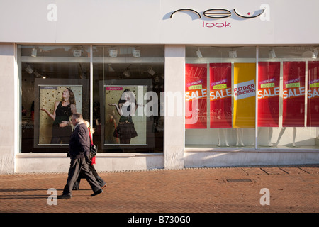 Le vendite di gennaio 2009 banner offrendo prezzi di vendita nella finestra del nuovo look filiale a Bournemouth Foto Stock