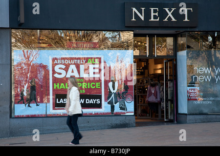 Le vendite di gennaio 2009 banner offrendo a metà prezzo nella finestra del ramo successivo in Bournemouth Foto Stock