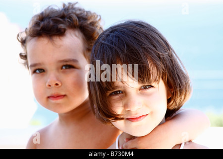 3 anni poco (bambino) ragazza caucasica e ragazzo (giovane bambino) felice - felicemente guardando la telecamera, vicino fino al viso. Ritratto Foto Stock