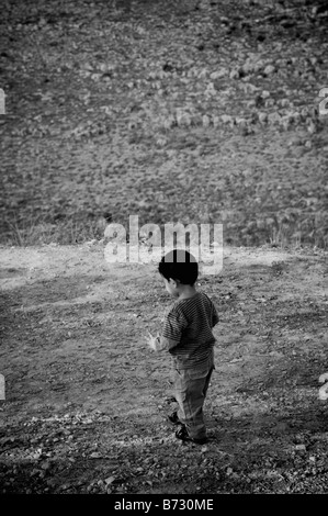 Little Boy a piedi nel deserto Foto Stock