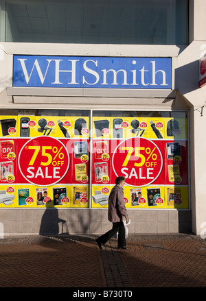 Le vendite di gennaio 2009 banner offre 75 per cento off nella finestra di WH Smith succursale in Bournemouth Foto Stock