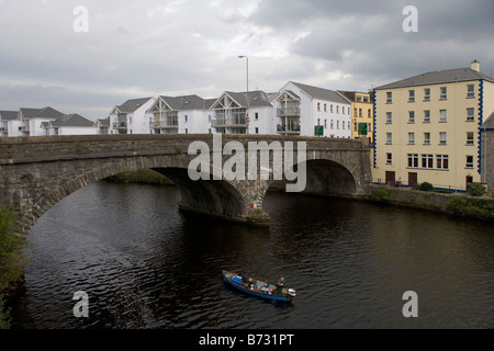 Irlanda del Nord Enniskillen fiume Erne ponte del castello Co Fermanagh Regno Unito Foto Stock