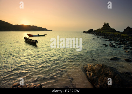 I pescatori all'alba Om Beach Gokarna Kerala India Foto Stock