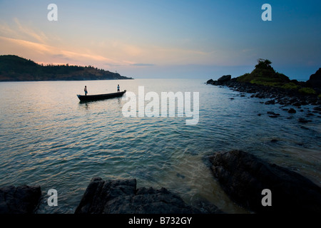 I pescatori all'alba Om Beach Gokarna Kerala India Foto Stock