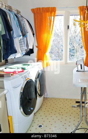 Servizio lavanderia Camera moderna con lavatrice e asciugatrice Foto Stock