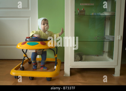 Portatori di handicap ragazzo orfano in un orfanotrofio in Ucraina Foto Stock