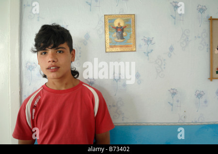 Ragazzo in un orfanotrofio in Ucraina Foto Stock