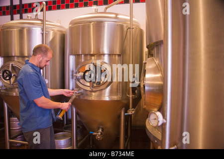 Birraio assistente Tim Maddox controlla la birra Hollister Brewing Company Goleta in California negli Stati Uniti d'America Foto Stock