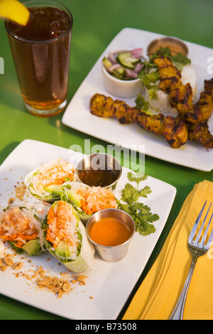 Gamberi freschi avocado involtini primavera Singapore satay di pollo e un bicchiere di tè freddo Novo Ristorante San Luis Obispo California Foto Stock