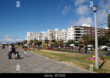 Vista lungo beach road sea point Città del Capo SUD AFRICA Foto Stock