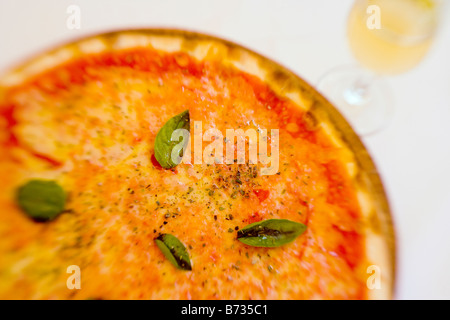 Pizza Margherita con salsa di pomodoro mozzarella origano e basilico fresco Via Vai trattoria pizzeria Montecito California Foto Stock