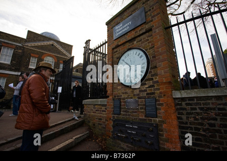 Pastore orologio porta all'Osservatorio di Greenwich con 24 ore di comporre Foto Stock