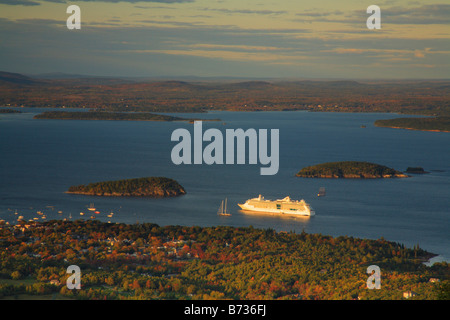 Bar Harbor di Sunrise, Cadillac Mountain, Cadillac Mountain Trail, Parco Nazionale di Acadia, Maine, Stati Uniti d'America Foto Stock