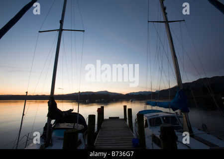 Barche a vela on Windermere al tramonto a Waterhead Ambleside Regno Unito Foto Stock