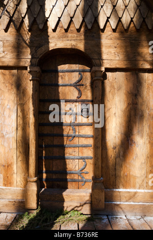 Porta di legno adornati con il ferro battuto Foto Stock