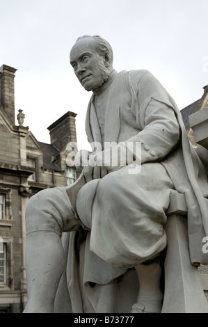 Una statua di George il salmone nella motivazione del Trinity College di Dublino, Repubblica di Irlanda Foto Stock