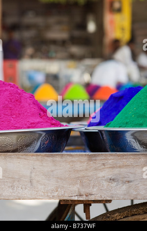 Indiano colorato in polvere in ciotole di metallo utilizzato per la realizzazione di disegni e modelli rangoli al festival. Andhra Pradesh, India Foto Stock